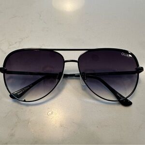 Quay High Key Mini. Black frame, faded lens.